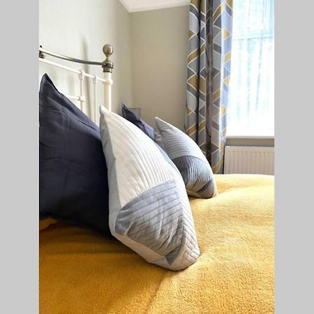 Spacious 2 Bed Apt Sleeps 4 Near Bournemouth Beach 외부 사진