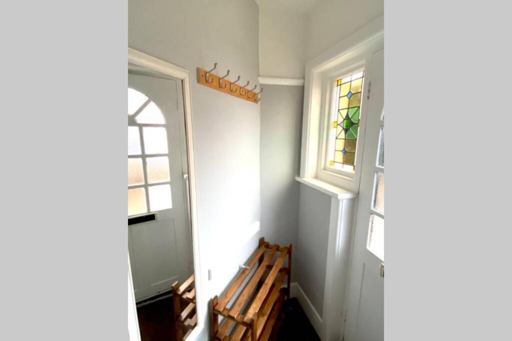 Spacious 2 Bed Apt Sleeps 4 Near Bournemouth Beach 외부 사진