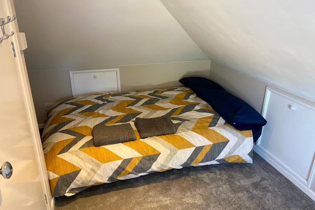 Spacious 2 Bed Apt Sleeps 4 Near Bournemouth Beach 외부 사진