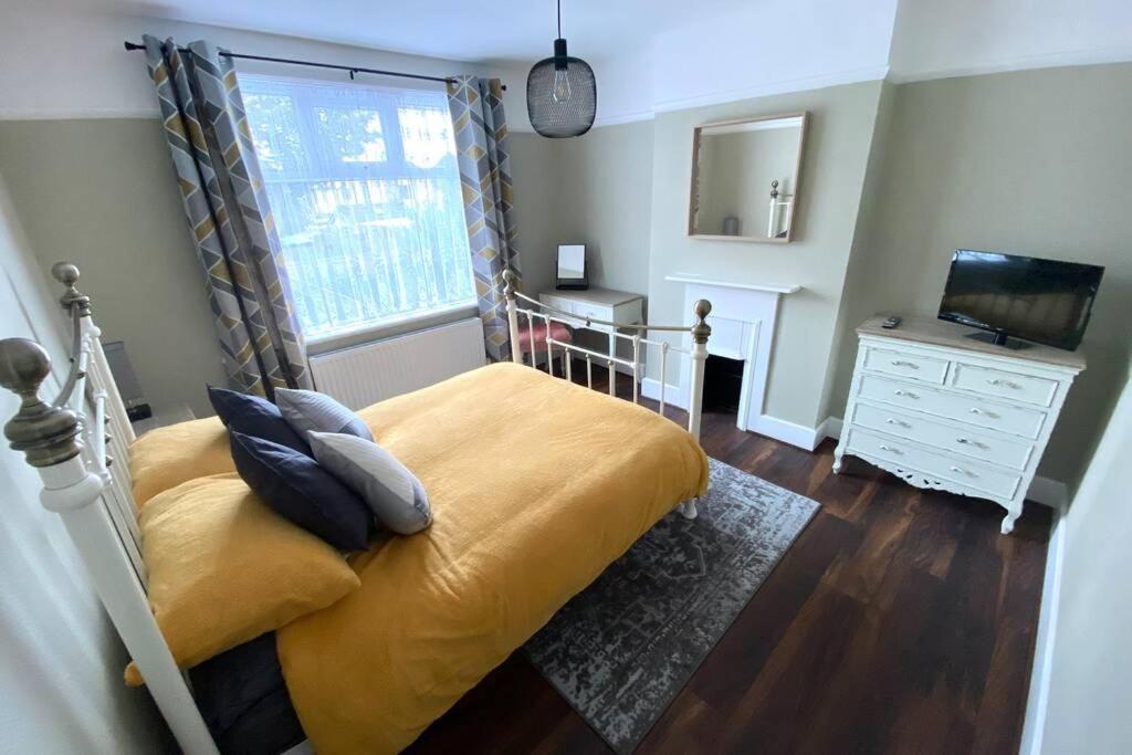 Spacious 2 Bed Apt Sleeps 4 Near Bournemouth Beach 외부 사진