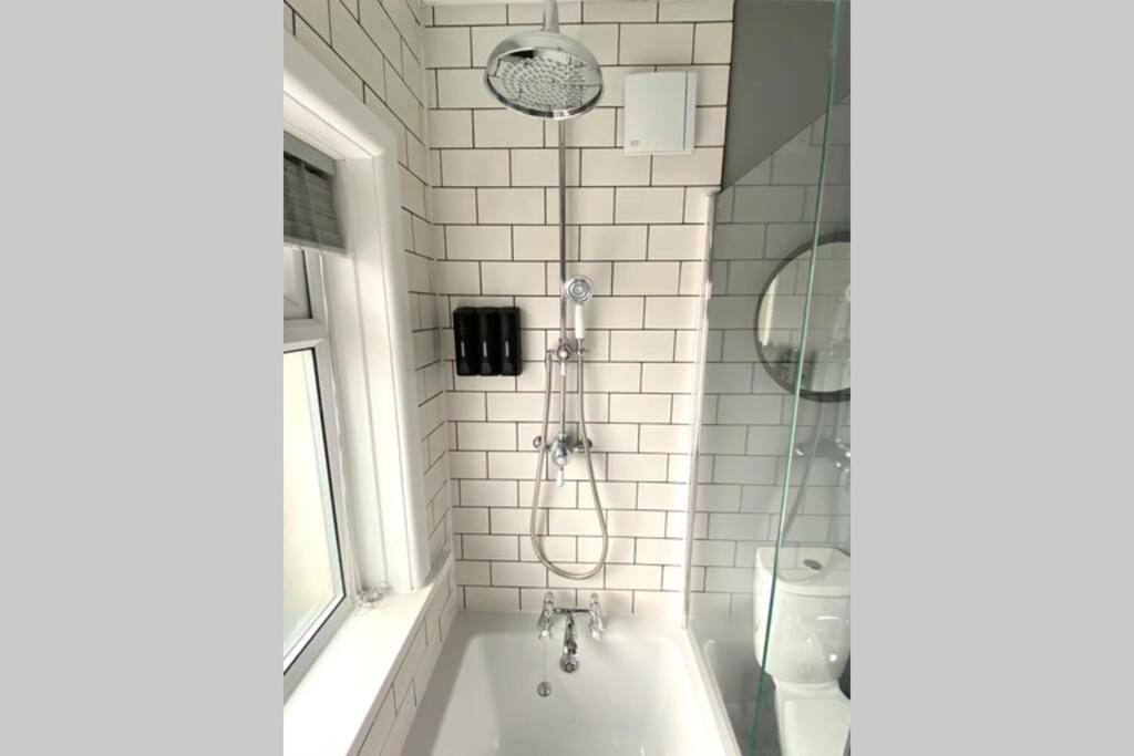 Spacious 2 Bed Apt Sleeps 4 Near Bournemouth Beach 외부 사진