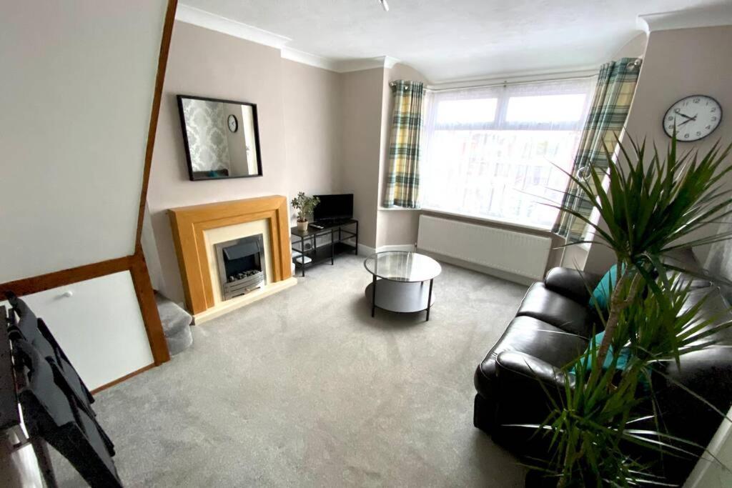 Spacious 2 Bed Apt Sleeps 4 Near Bournemouth Beach 외부 사진