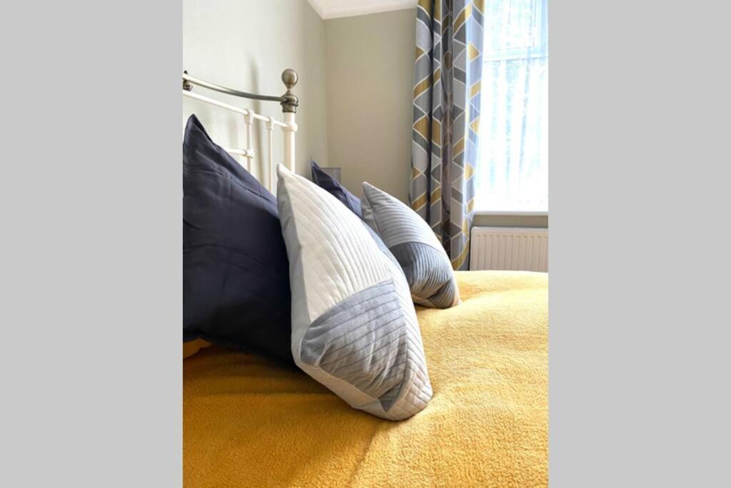 Spacious 2 Bed Apt Sleeps 4 Near Bournemouth Beach 외부 사진