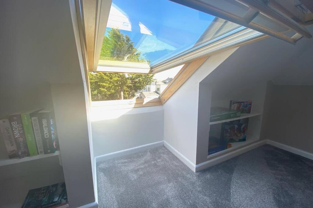 Spacious 2 Bed Apt Sleeps 4 Near Bournemouth Beach 외부 사진