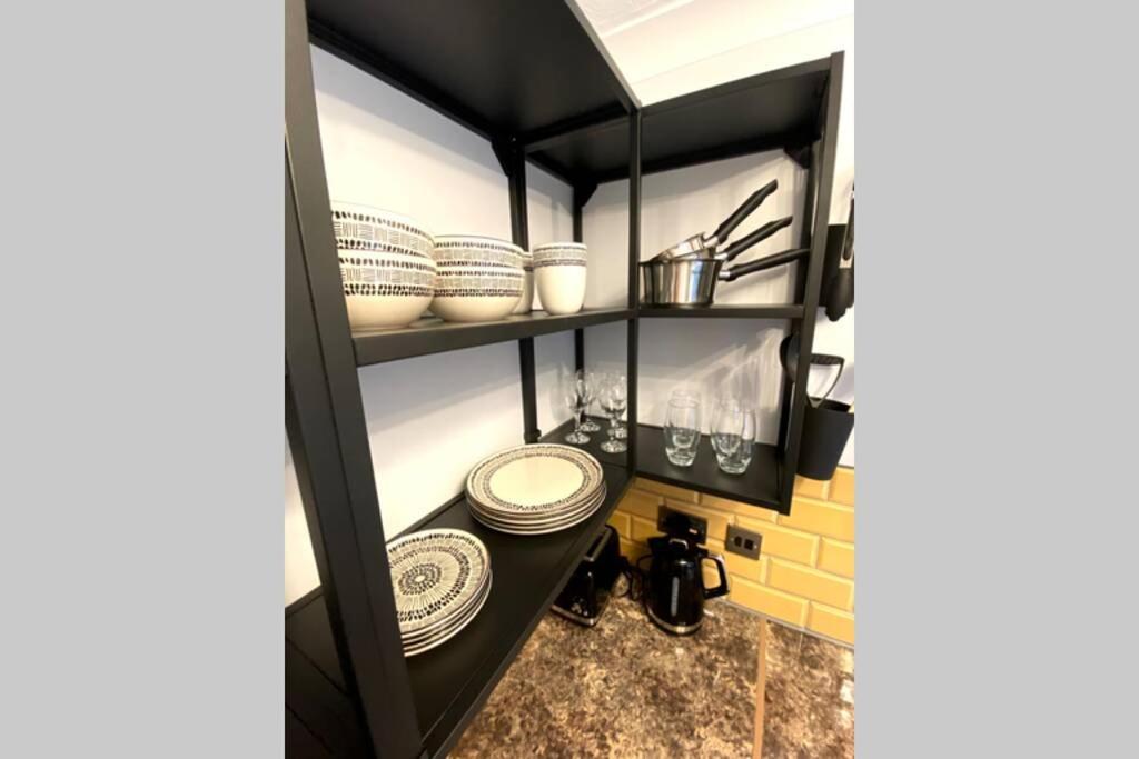 Spacious 2 Bed Apt Sleeps 4 Near Bournemouth Beach 외부 사진