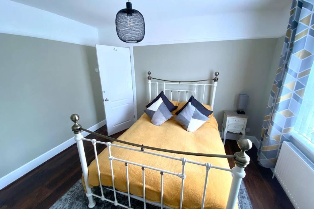 Spacious 2 Bed Apt Sleeps 4 Near Bournemouth Beach 외부 사진