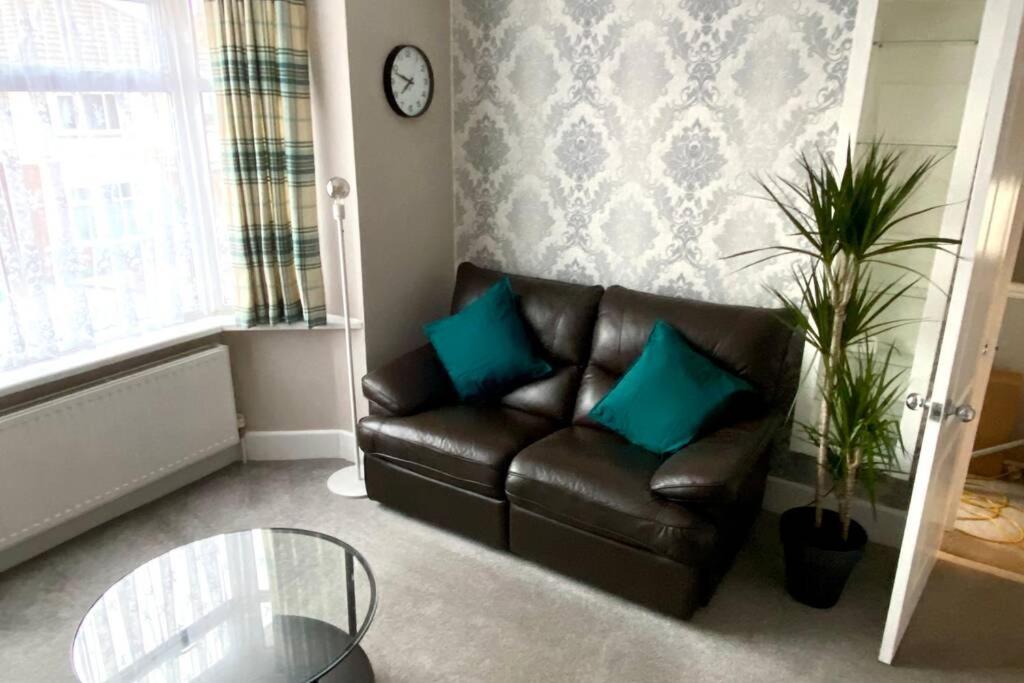 Spacious 2 Bed Apt Sleeps 4 Near Bournemouth Beach 외부 사진