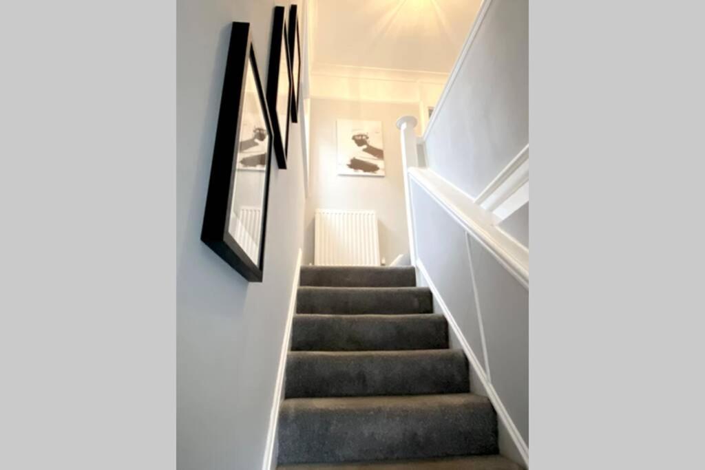 Spacious 2 Bed Apt Sleeps 4 Near Bournemouth Beach 외부 사진
