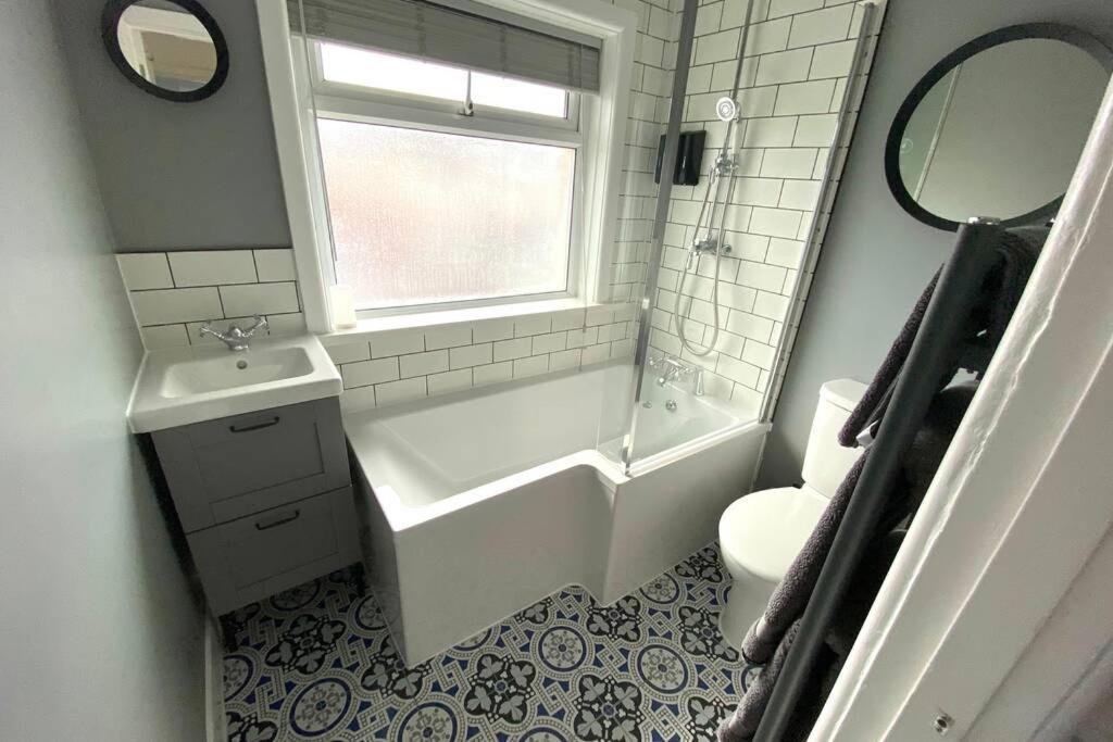 Spacious 2 Bed Apt Sleeps 4 Near Bournemouth Beach 외부 사진