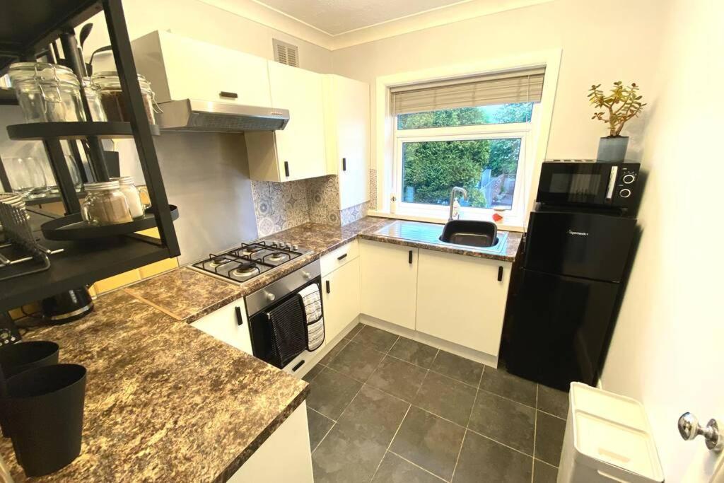 Spacious 2 Bed Apt Sleeps 4 Near Bournemouth Beach 외부 사진