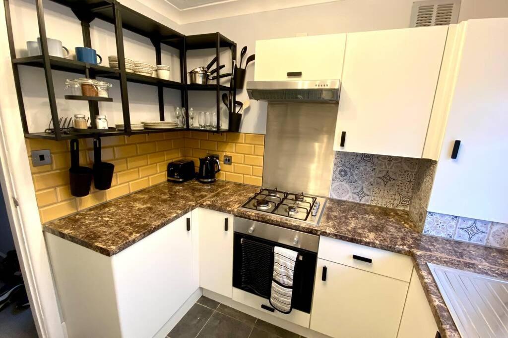 Spacious 2 Bed Apt Sleeps 4 Near Bournemouth Beach 외부 사진